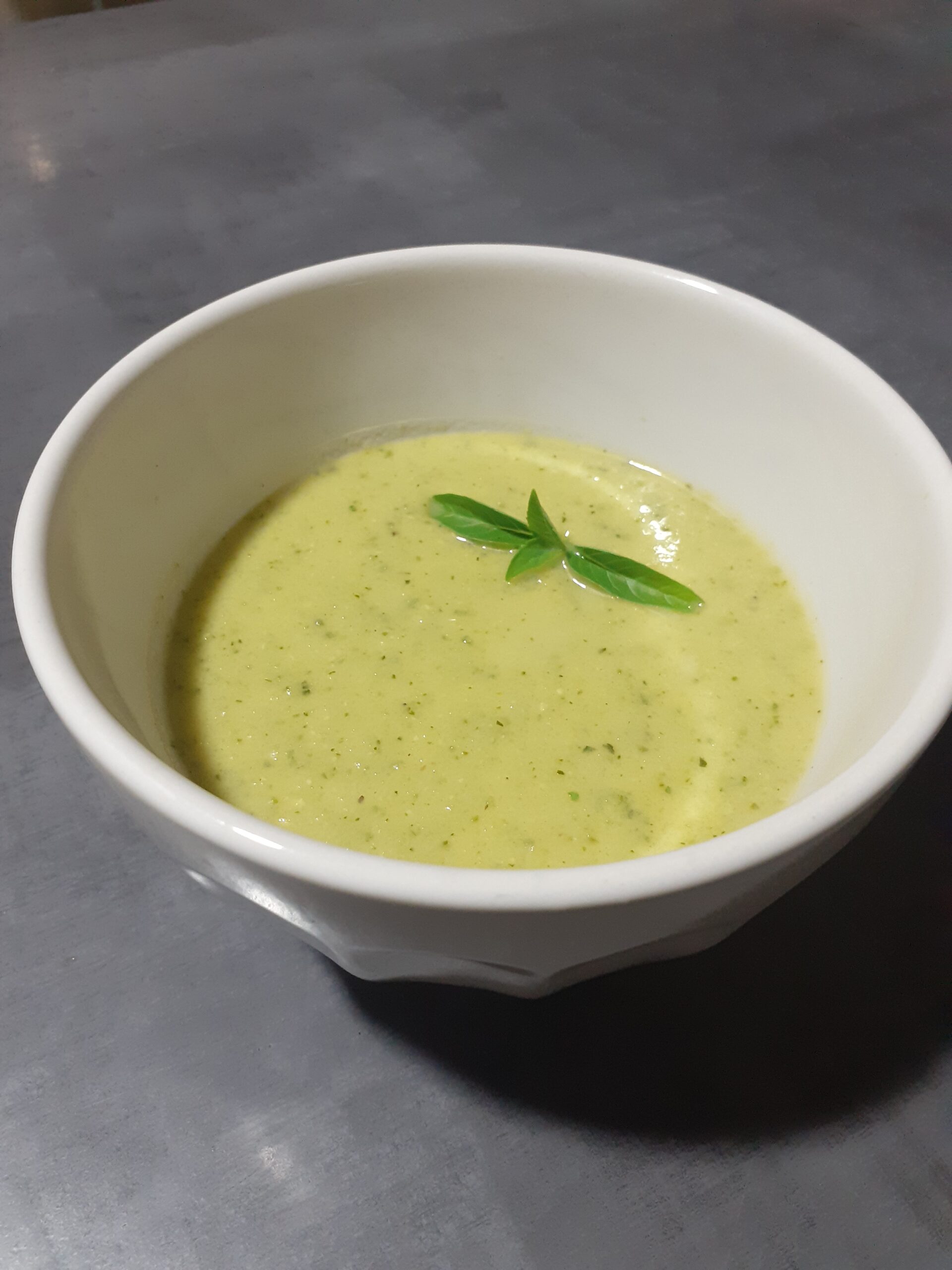 Soupe froide courgette basilic